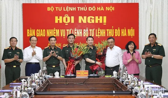 Bản tin 8H: Bộ Tư lệnh Thủ đô Hà Nội có lãnh đạo mới ảnh 1