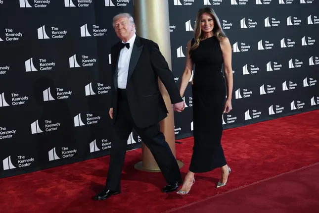 Phớt lờ sự phản đối, ông Trump cùng bà Melania dự thảm đỏ ảnh 1