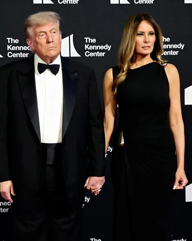 Phớt lờ sự phản đối, ông Trump cùng bà Melania dự thảm đỏ ảnh 3