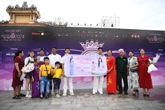 Khán giả xếp hàng dài từ 16h chờ xem chung kết Hoa hậu Việt Nam 2024 ảnh 4