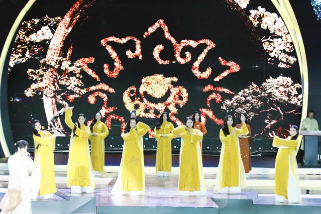 Chung kết Hoa hậu Việt Nam: 25 thí sinh trình diễn áo dài ảnh 4