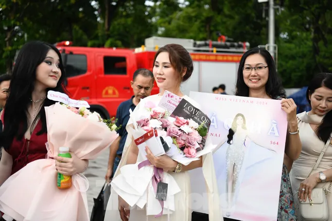 Khán giả xếp hàng dài từ 16h chờ xem chung kết Hoa hậu Việt Nam 2024 ảnh 2