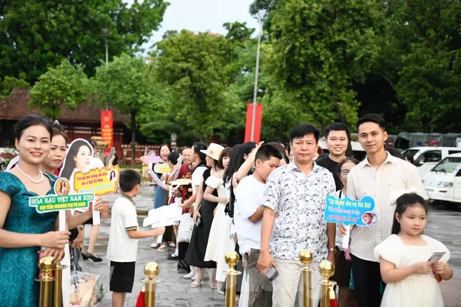Khán giả xếp hàng dài từ 16h chờ xem chung kết Hoa hậu Việt Nam 2024 ảnh 1