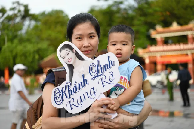 Khán giả xếp hàng dài từ 16h chờ xem chung kết Hoa hậu Việt Nam 2024 ảnh 5