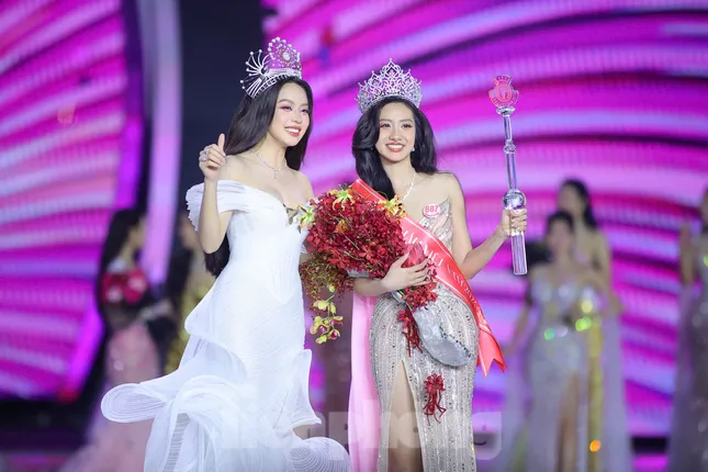 Mẹ khóc nghẹn, không nói nên lời trước giây phút Hà Trúc Linh đăng quang ảnh 3
