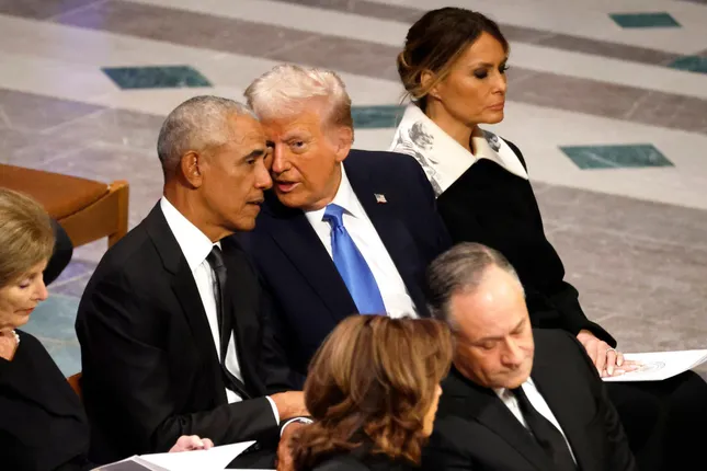 Tổng thống Trump nói gì với ông Obama trong video gây sốt? ảnh 1
