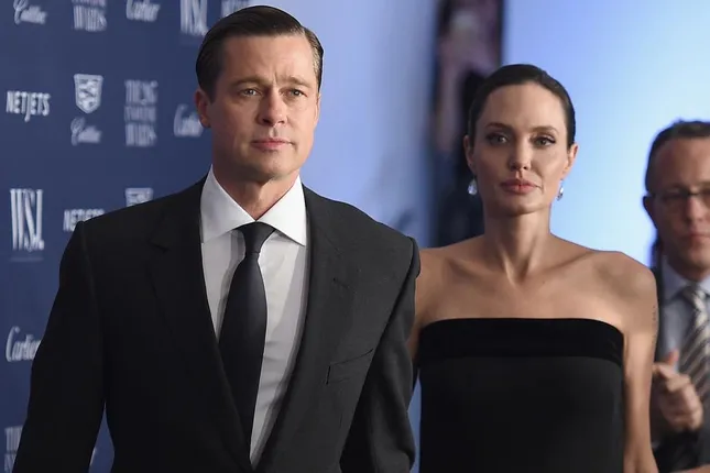Brad Pitt đòi xem tin nhắn của Angelina Jolie- Ảnh 1. Brad Pitt đòi xem tin nhắn của Angelina Jolie- Ảnh 1.