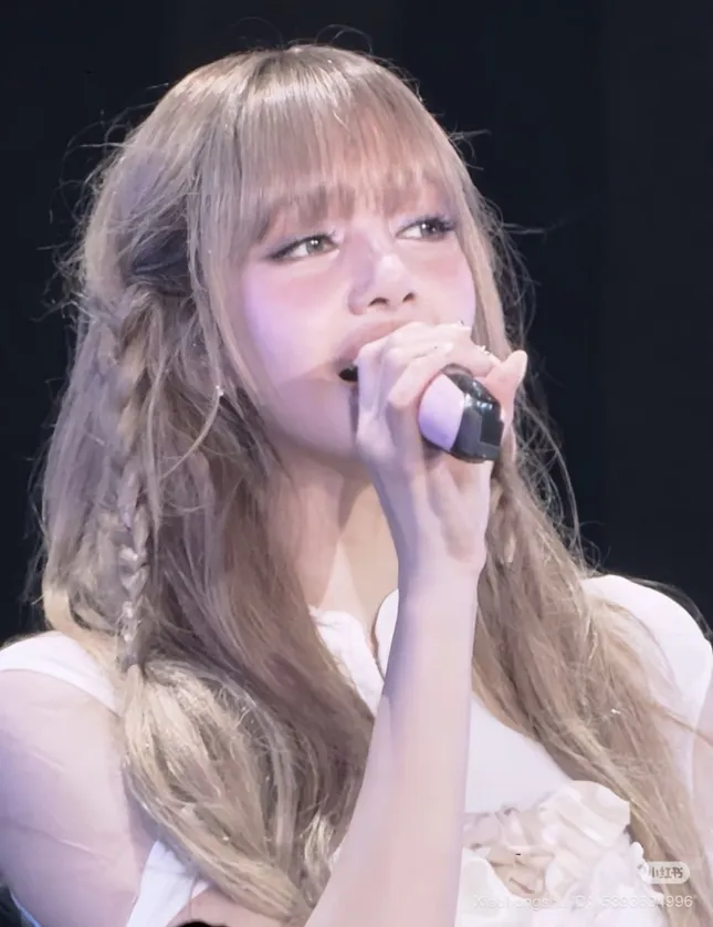 Lisa (BlackPink) bị chê mặc phản cảm ảnh 1