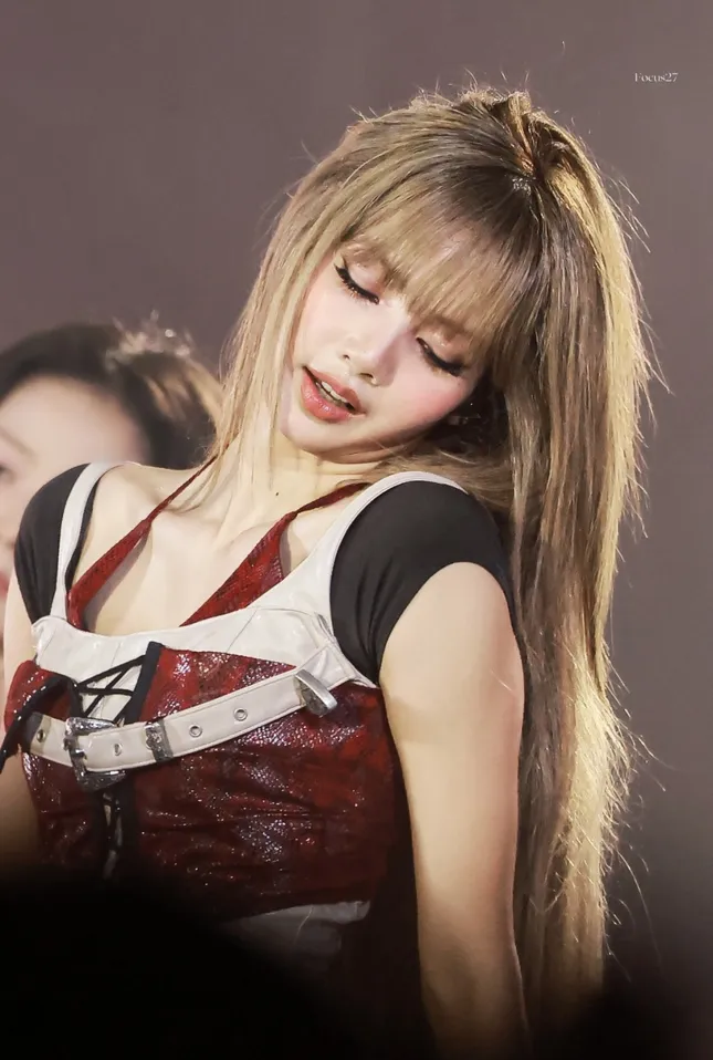 Lisa (BlackPink) bị chê mặc phản cảm ảnh 2