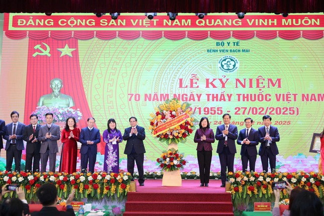 Thủ tướng Phạm Minh Chính: Xây dựng chính sách đặc thù đối với nhân viên y tế ảnh 2