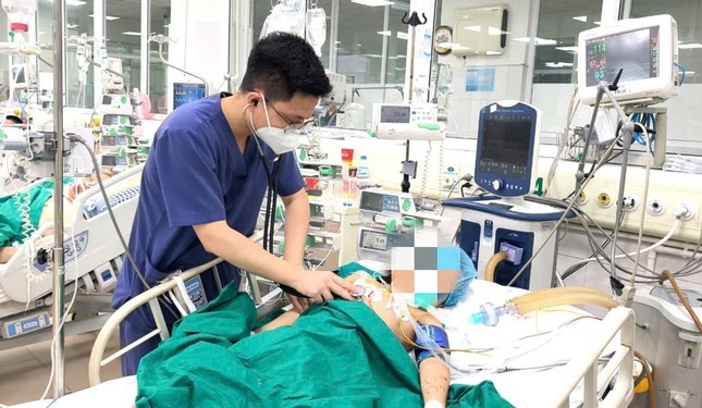 Bé gái 7 tuổi nguy kịch vì uốn ván sau khi bị mảnh gỗ nhỏ đâm vào chân ảnh 1