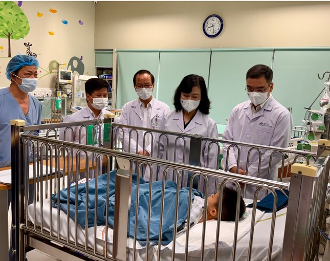 Bộ trưởng Bộ Y tế Đào Hồng Lan thăm bệnh nhi bị bác sĩ từ chối cấp cứu vì chưa đóng viện phí ảnh 1