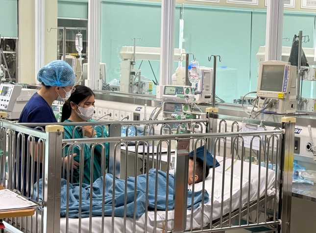 Bộ trưởng Bộ Y tế Đào Hồng Lan thăm bệnh nhi bị bác sĩ từ chối cấp cứu vì chưa đóng viện phí ảnh 2