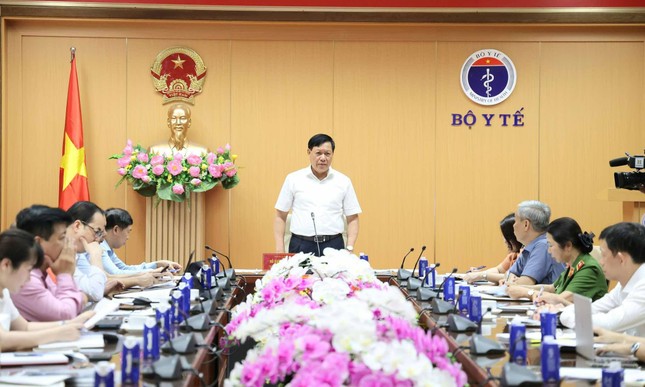 Thứ trưởng Bộ Y tế: Luật có đủ, công điện liên tiếp vì sao hàng giả vẫn lộng hành? ảnh 1