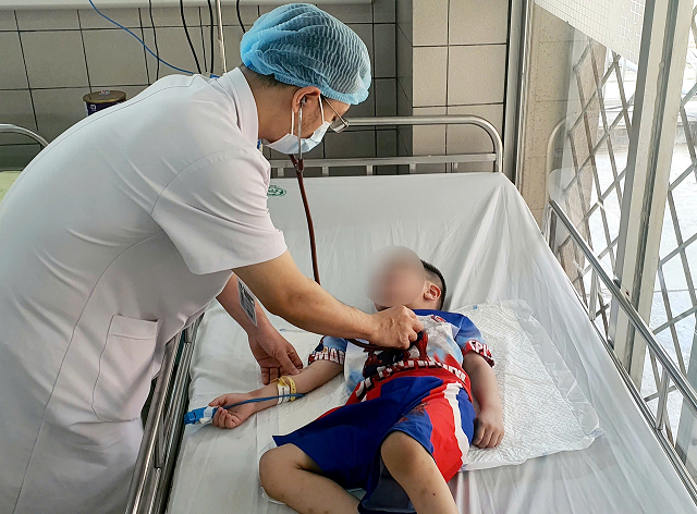 Bé trai 5 tuổi suýt mất mạng vì nghịch dây rút quần ảnh 2