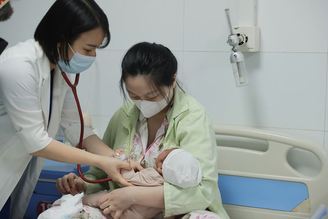 Bệnh viện Thanh Nhàn tiếp nhận nhiều ca mắc COVID-19, sốt xuất huyết, trẻ em chiếm tỉ lệ cao ảnh 2