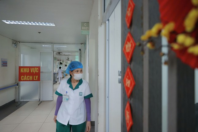 Bệnh viện Thanh Nhàn tiếp nhận nhiều ca mắc COVID-19, sốt xuất huyết, trẻ em chiếm tỉ lệ cao ảnh 1