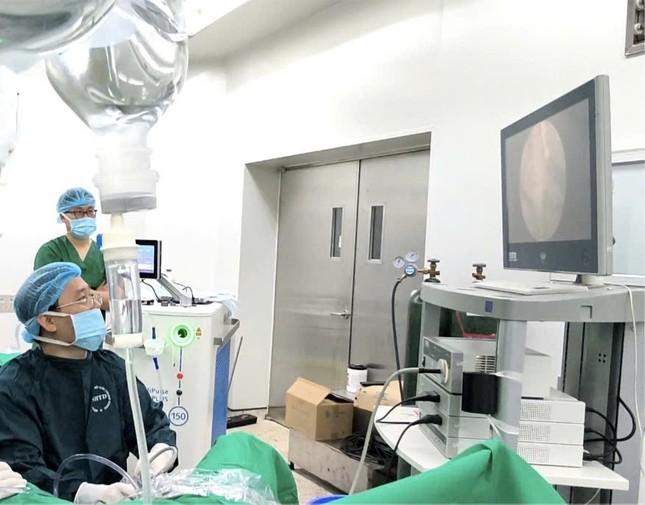 Ứng dụng laser công suất cao cứu bệnh nhân mắc ba bệnh tiết niệu phức tạp ảnh 1