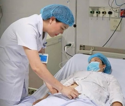 Ca mổ ‘ngàn cân treo sợi tóc’ cứu mẹ con sản phụ tiền sản giật nặng, rối loạn máu hiếm gặp ảnh 2
