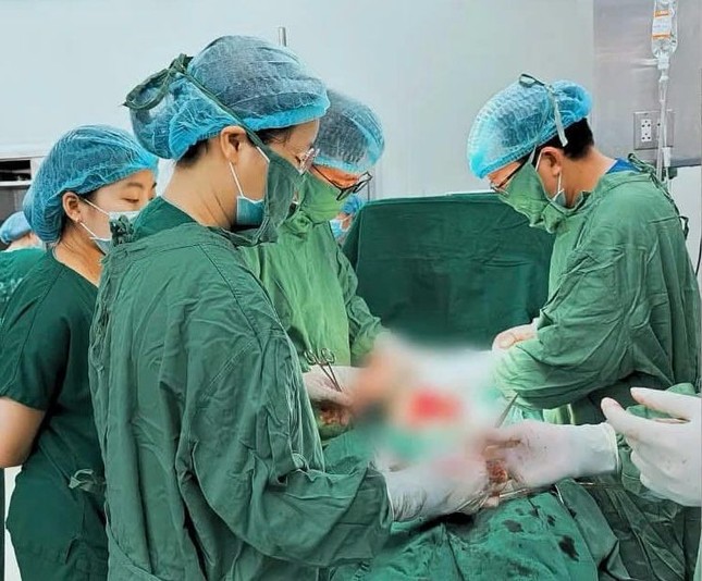 Ca mổ ‘ngàn cân treo sợi tóc’ cứu mẹ con sản phụ tiền sản giật nặng, rối loạn máu hiếm gặp ảnh 1