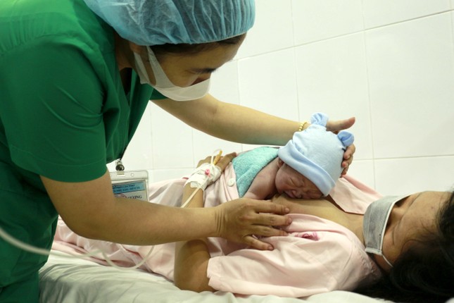 Đề xuất kéo dài nghỉ thai sản khi sinh con thứ hai, vi phạm luật Dân số có thể bị phạt đến 100 triệu đồng ảnh 2