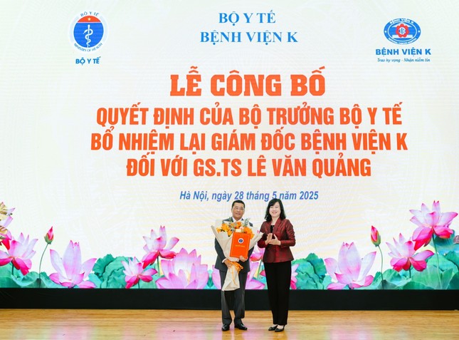 Bộ trưởng Bộ Y tế trao quyết định bổ nhiệm lại Giám đốc Bệnh viện K ảnh 1