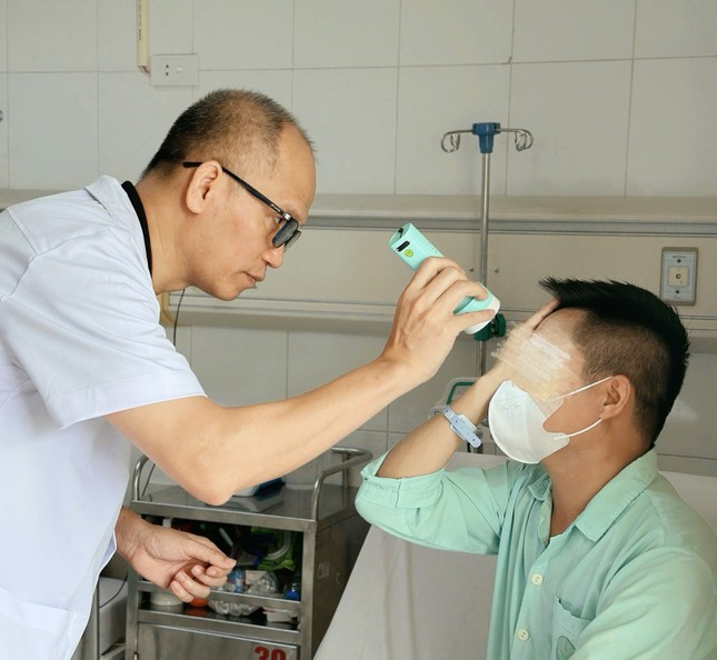 Người đàn ông tiêm filler xóa nhăn mất hoàn toàn thị lực vì tai biến ảnh 1