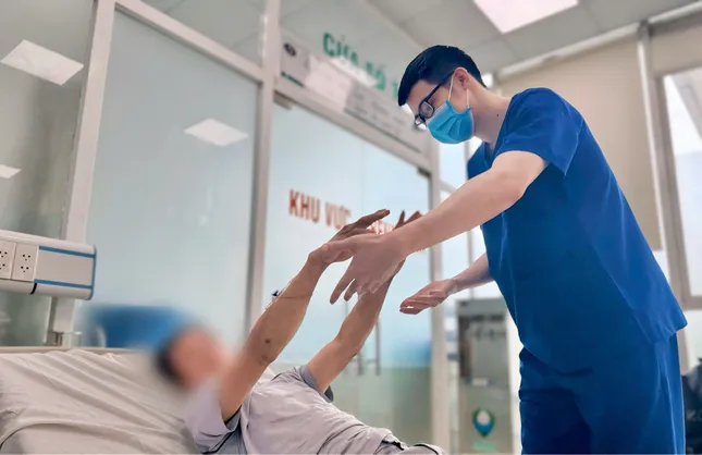 Sốc nhiệt giữa trời nắng gắt: Nam công nhân nhập viện trong tình trạng nguy kịch ảnh 1