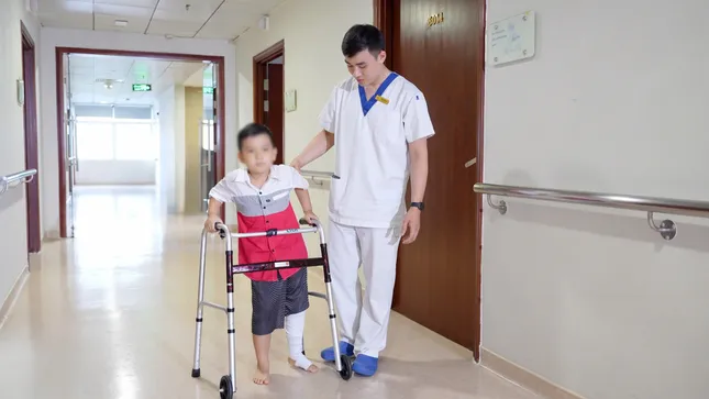 Thành tựu y khoa: Thay toàn bộ xương đùi cho bé trai bị ung thư bằng công nghệ in 3D ảnh 2