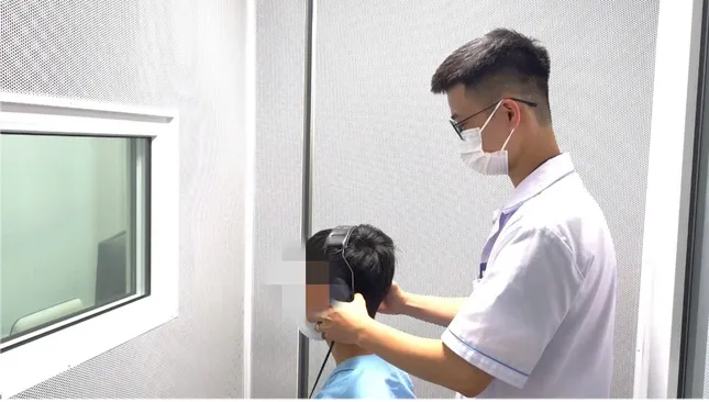 Tắm đêm thường xuyên, nam thanh niên suýt mất thính lực vĩnh viễn ảnh 1