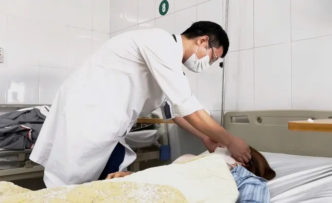 Người phụ nữ 32 tuổi cấp cứu vì biến chứng do nặn mụn sai cách ảnh 1