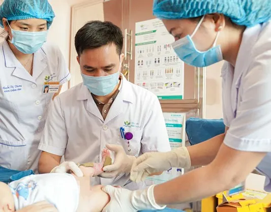 Bệnh di truyền hiếm gặp khiến bệnh nhân biến dạng miệng, mất hết răng, da toàn thân trợt loét ảnh 1