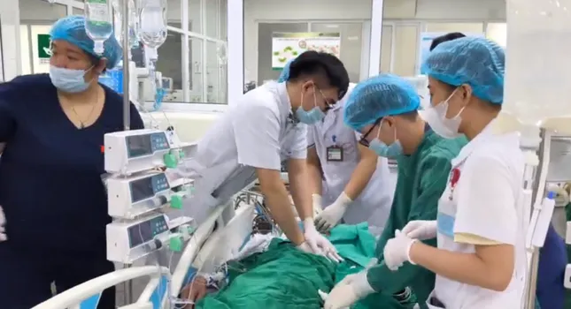 Người đàn ông nguy kịch, cả người 'tím đen' sau khi ăn tiết canh, lòng lợn ảnh 1
