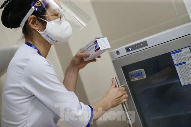 Cận cảnh tiêm vắc xin ngừa COVID-19 tại Bệnh viện Thanh Nhàn Hà Nội ảnh 4