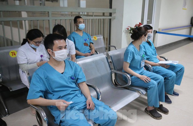 Cận cảnh tiêm vắc xin ngừa COVID-19 tại Bệnh viện Thanh Nhàn Hà Nội ảnh 5