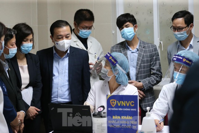 Cận cảnh tiêm vắc xin ngừa COVID-19 tại Bệnh viện Thanh Nhàn Hà Nội ảnh 6