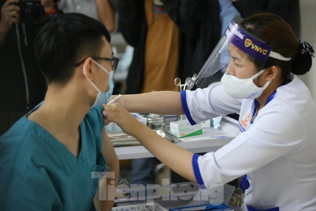 Cận cảnh tiêm vắc xin ngừa COVID-19 tại Bệnh viện Thanh Nhàn Hà Nội ảnh 2