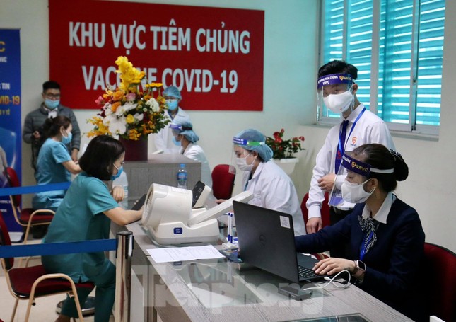 Cận cảnh tiêm vắc xin ngừa COVID-19 tại Bệnh viện Thanh Nhàn Hà Nội ảnh 1