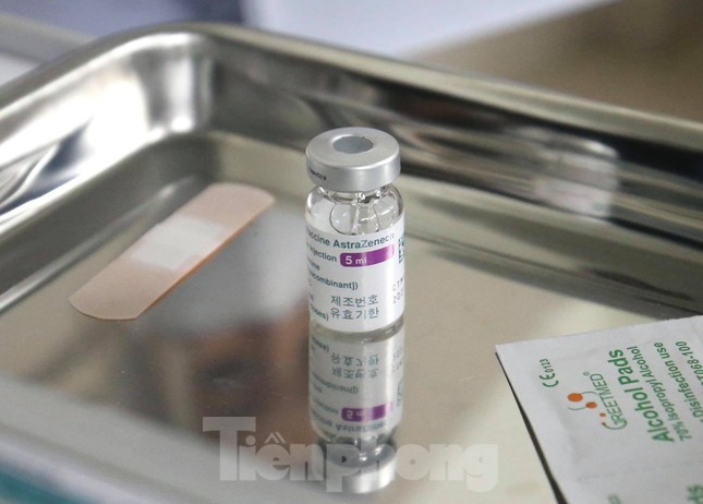 Cận cảnh tiêm vắc xin ngừa COVID-19 tại Bệnh viện Thanh Nhàn Hà Nội ảnh 3