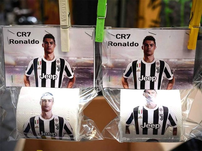 Gia nhập Juventus, C. Ronaldo bị người dân Napoli in mặt lên giấy vệ sinh ảnh 1
