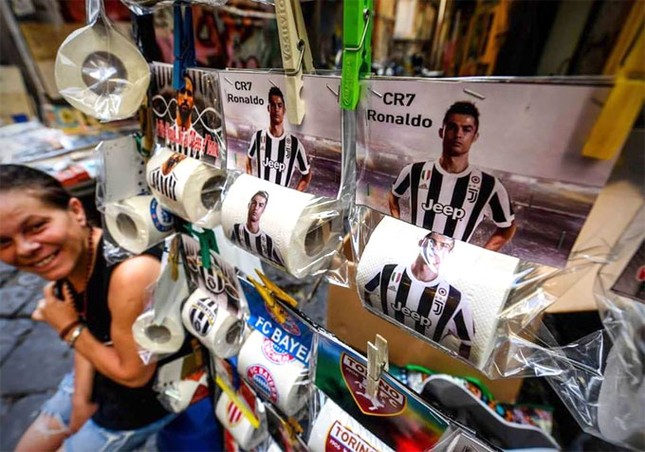 Gia nhập Juventus, C. Ronaldo bị người dân Napoli in mặt lên giấy vệ sinh ảnh 3