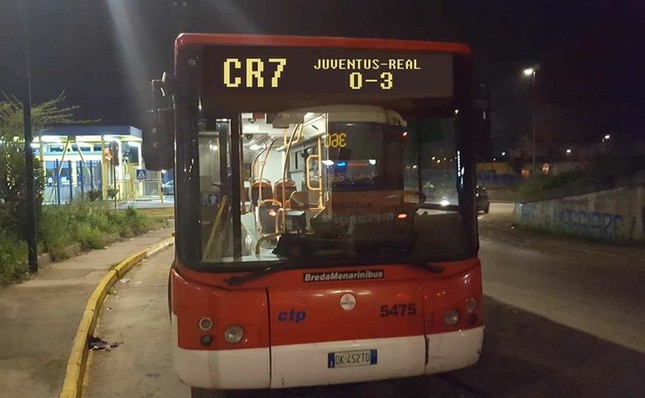 Gia nhập Juventus, C. Ronaldo bị người dân Napoli in mặt lên giấy vệ sinh ảnh 4