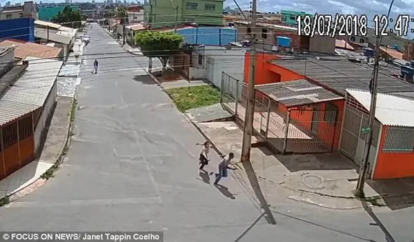 Brazil: Hình ảnh “cô gái dùng võ đánh đuổi tên cướp có súng” khiến dân mạng thán phục ảnh 2