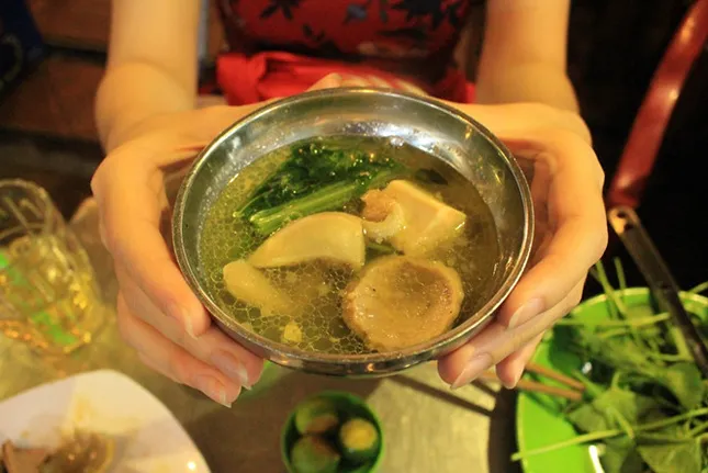 Lẩu bò "khu nhà cháy" nghe lạnh sống lưng khiến người Sài Gòn hiếu kỳ ảnh 9