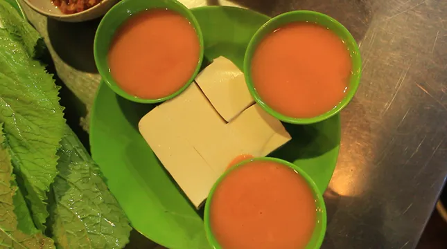 Lẩu bò "khu nhà cháy" nghe lạnh sống lưng khiến người Sài Gòn hiếu kỳ ảnh 4