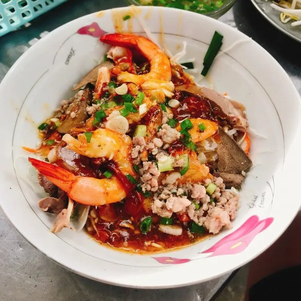Giá mắc "cắt cổ" nhưng những hàng quán này ở Sài Gòn vẫn luôn đông khách tấp nập ảnh 10