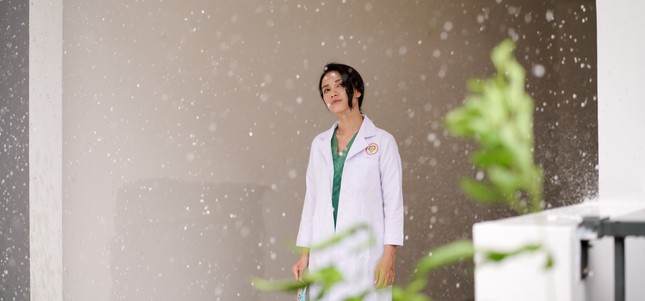 Ái Phương gây ngạc nhiên với hình ảnh nữ bác sĩ lạnh lùng trong MV mới ảnh 4