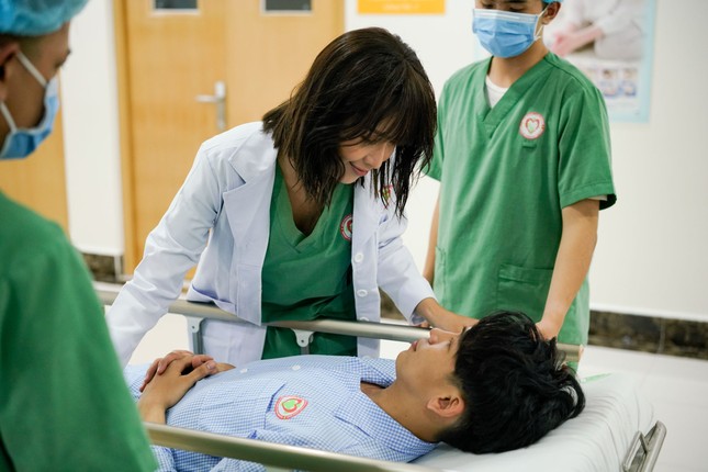Ái Phương gây ngạc nhiên với hình ảnh nữ bác sĩ lạnh lùng trong MV mới ảnh 2