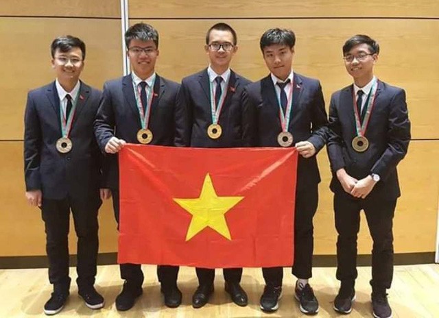 Thủ khoa Chuyên Lam Sơn giành “cú đúp” huy chương Vàng Olympic Vật lý khu vực và quốc tế ảnh 1