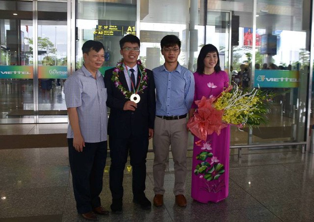 Thủ khoa Chuyên Lam Sơn giành “cú đúp” huy chương Vàng Olympic Vật lý khu vực và quốc tế ảnh 4